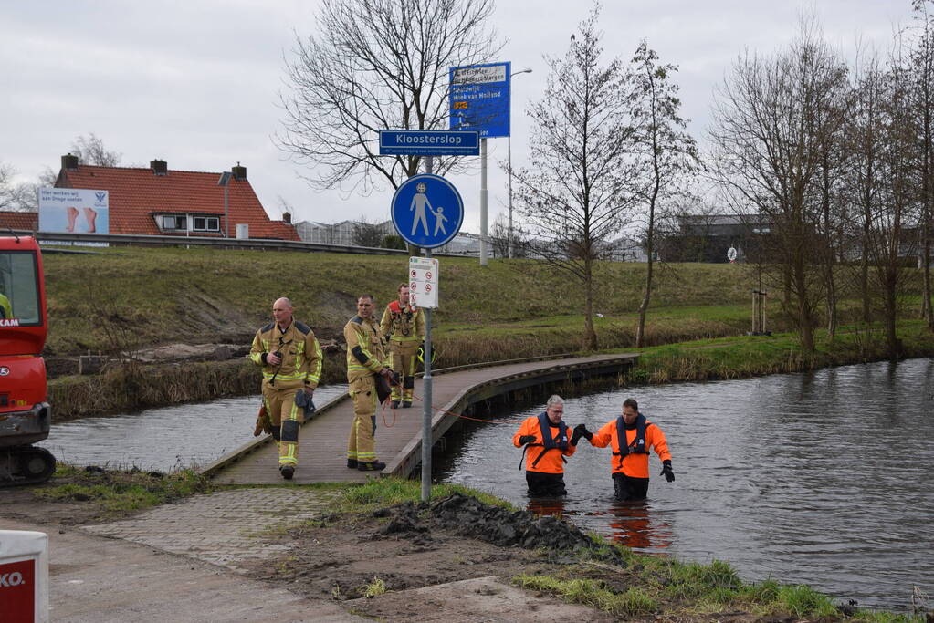 Brandweer doorzoekt sloot na aantreffen kleding langs waterkant