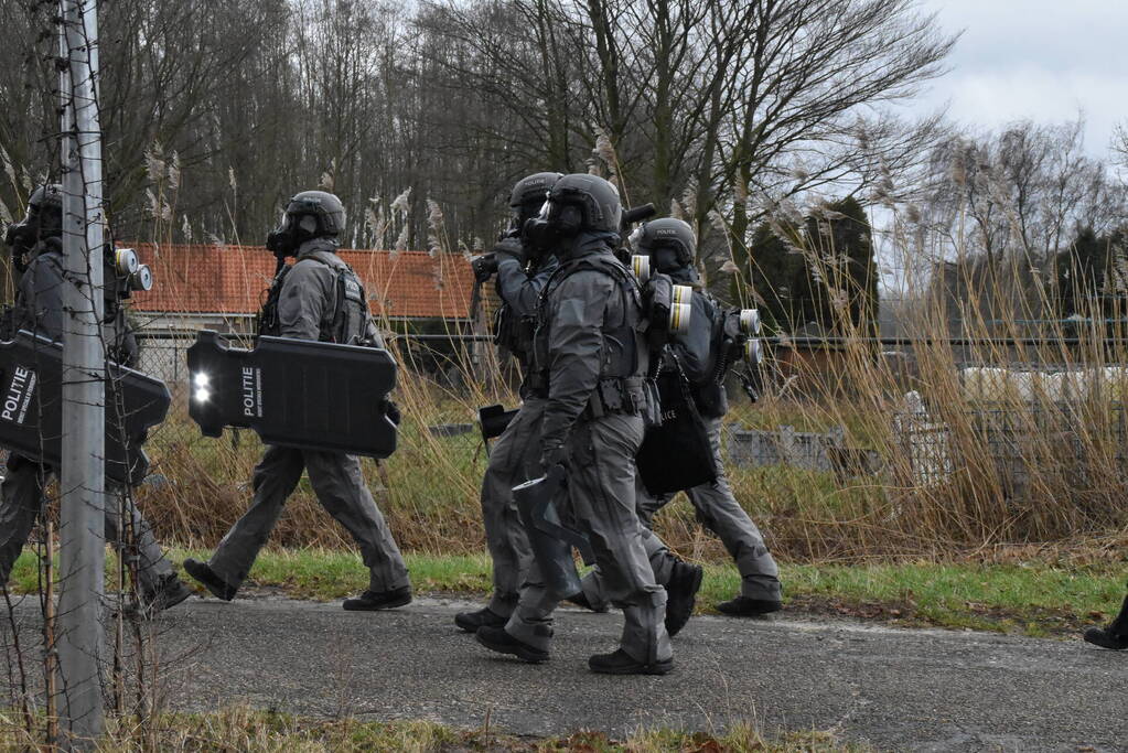 Aanhouding 23-jarige tijdens ondermijningsactie, arrestatieteam valt pand binnen na vondst drugsafval