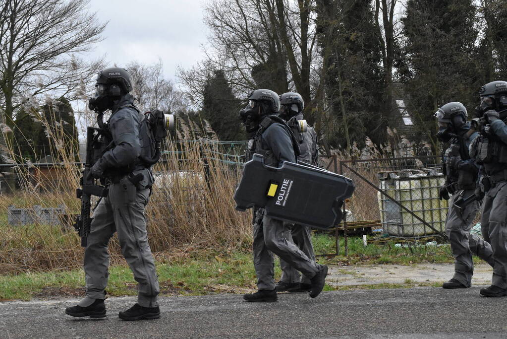 Aanhouding 23-jarige tijdens ondermijningsactie, arrestatieteam valt pand binnen na vondst drugsafval