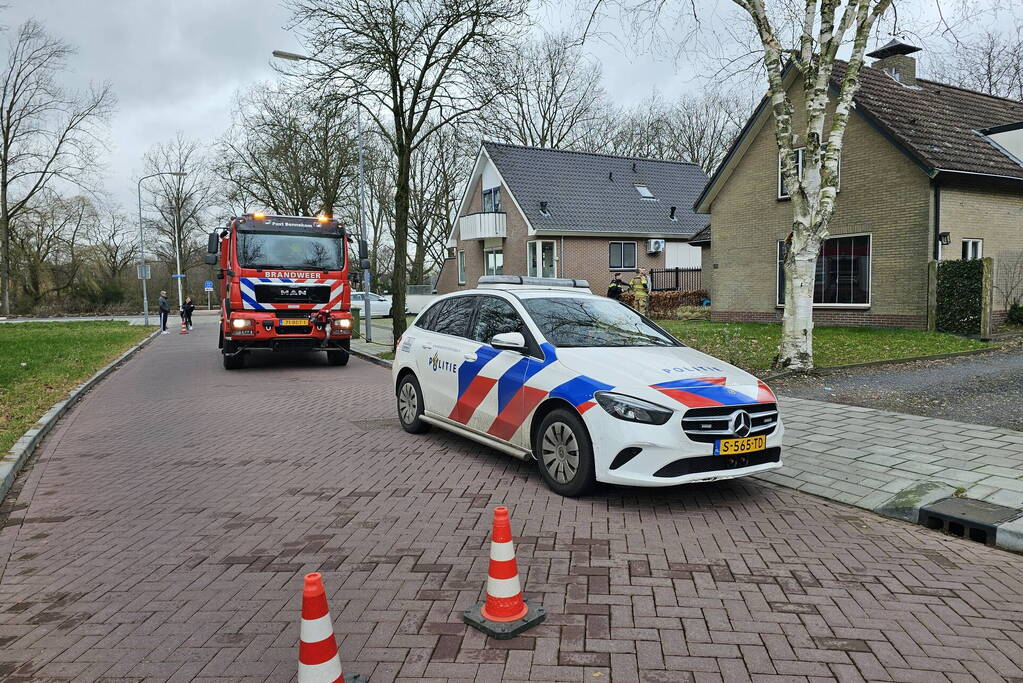 Brandweer blust brand op zolder van woning