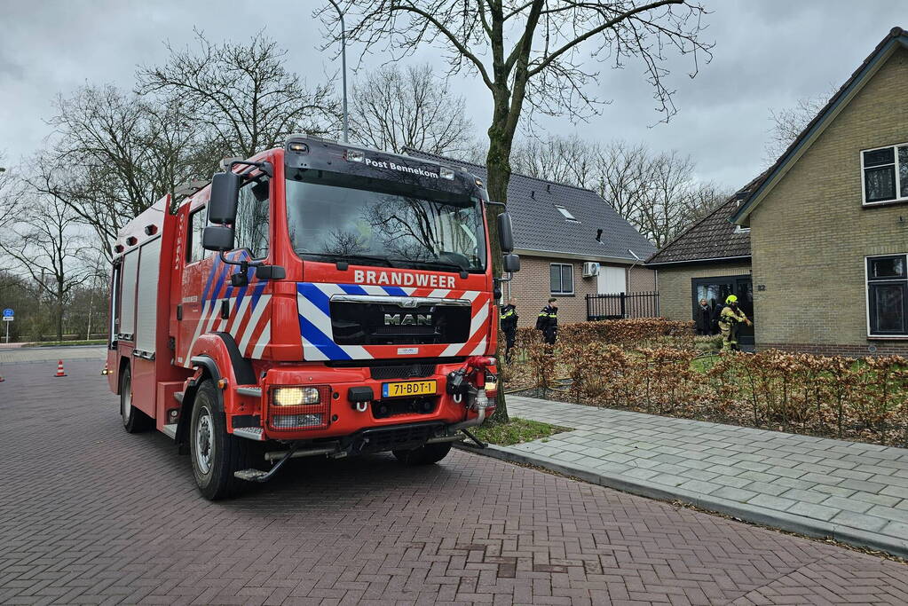 Brandweer blust brand op zolder van woning
