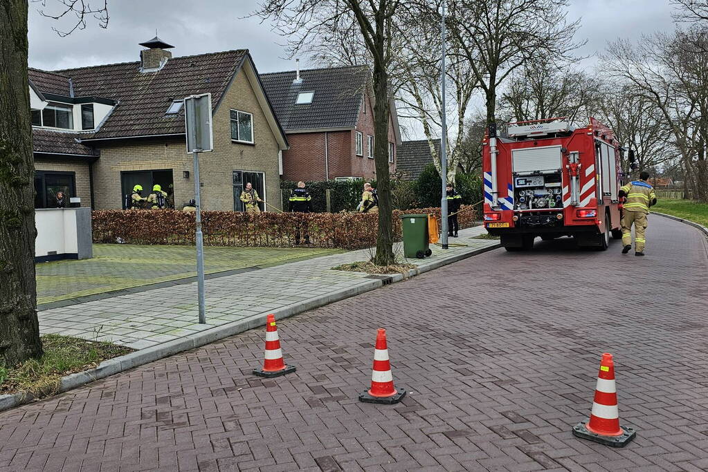 Brandweer blust brand op zolder van woning