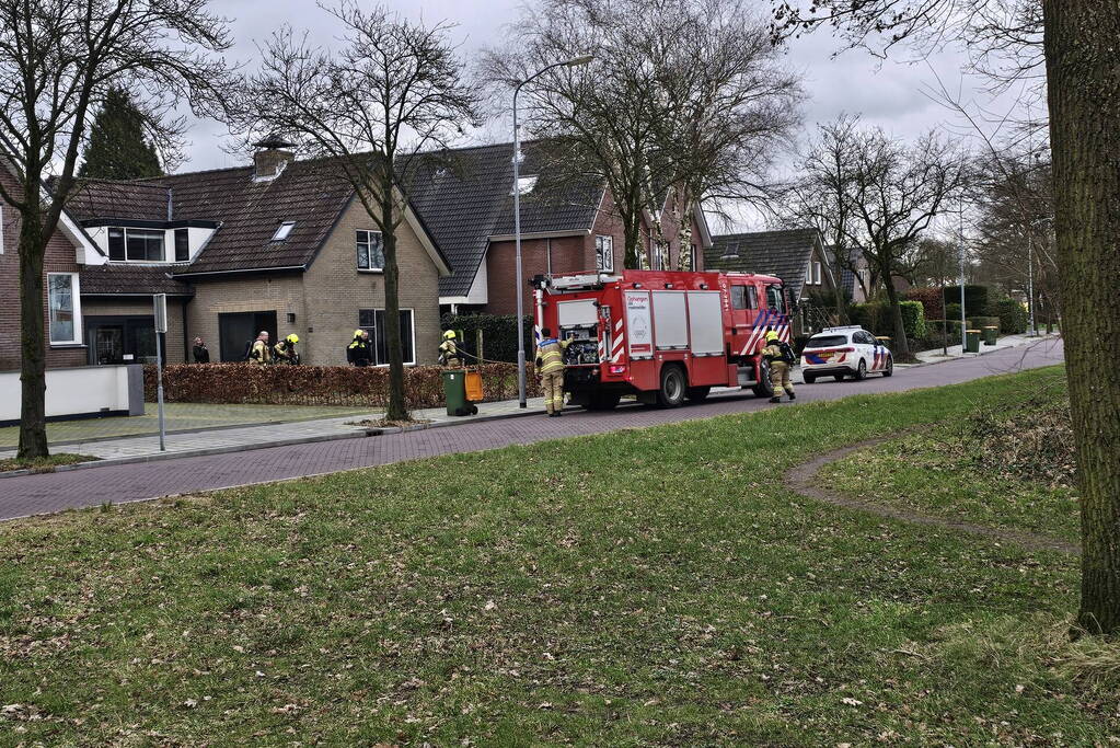 Brandweer blust brand op zolder van woning
