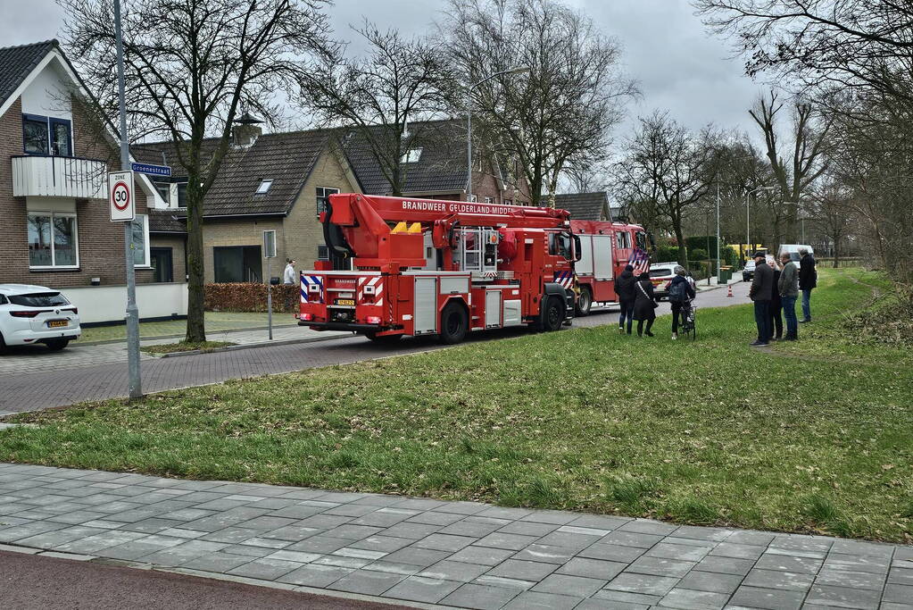 Brandweer blust brand op zolder van woning