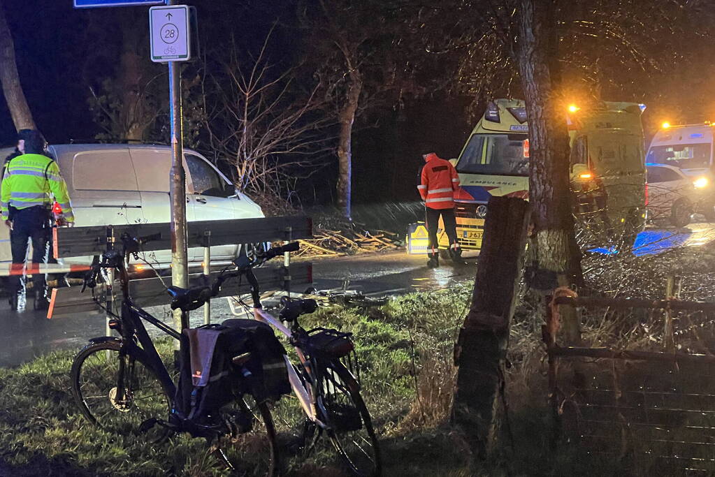 Fietser ernstig gewond bij ongeval met bestelbus