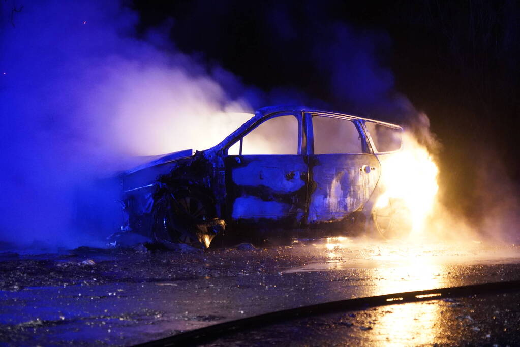 Auto volledig verwoest door brand