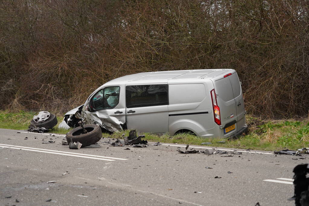 Drie gewonden bij frontale botsing