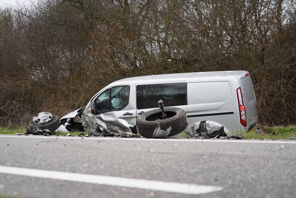 Drie gewonden bij frontale botsing