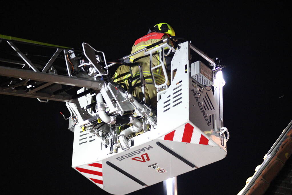 Brand in schoorsteen van woning