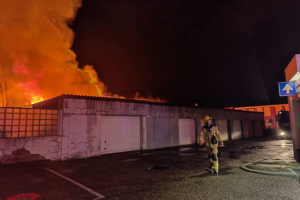 Enorme vlammenzee bij brand in loods
