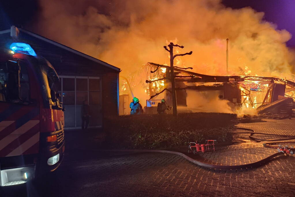 Enorme vlammenzee bij brand in loods