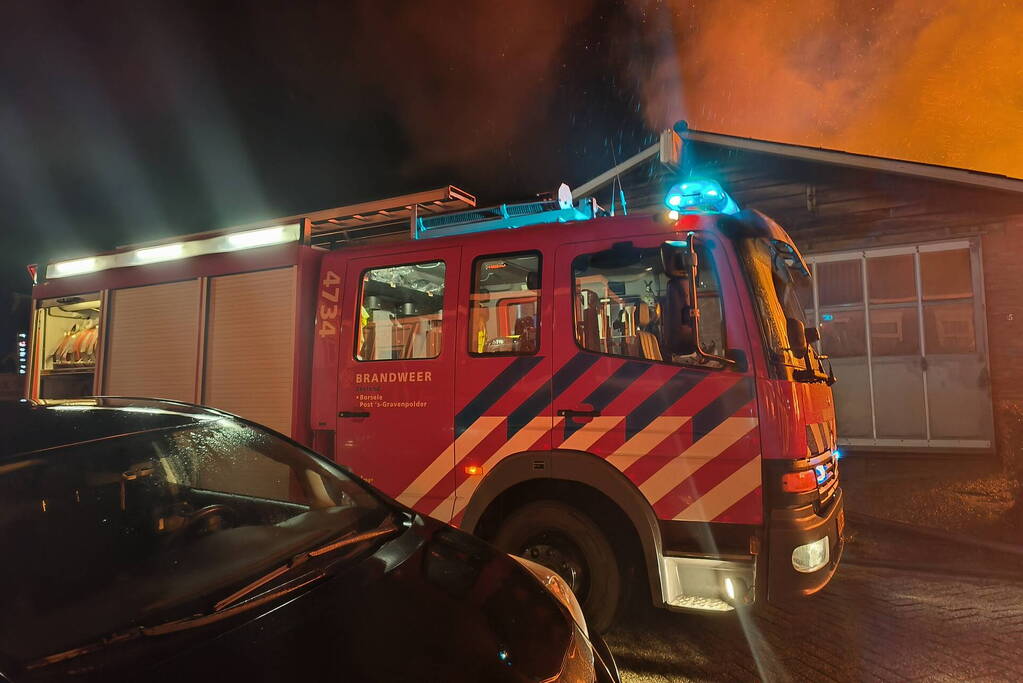 Enorme vlammenzee bij brand in loods