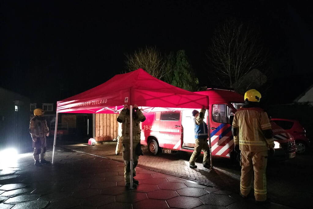 Enorme vlammenzee bij brand in loods