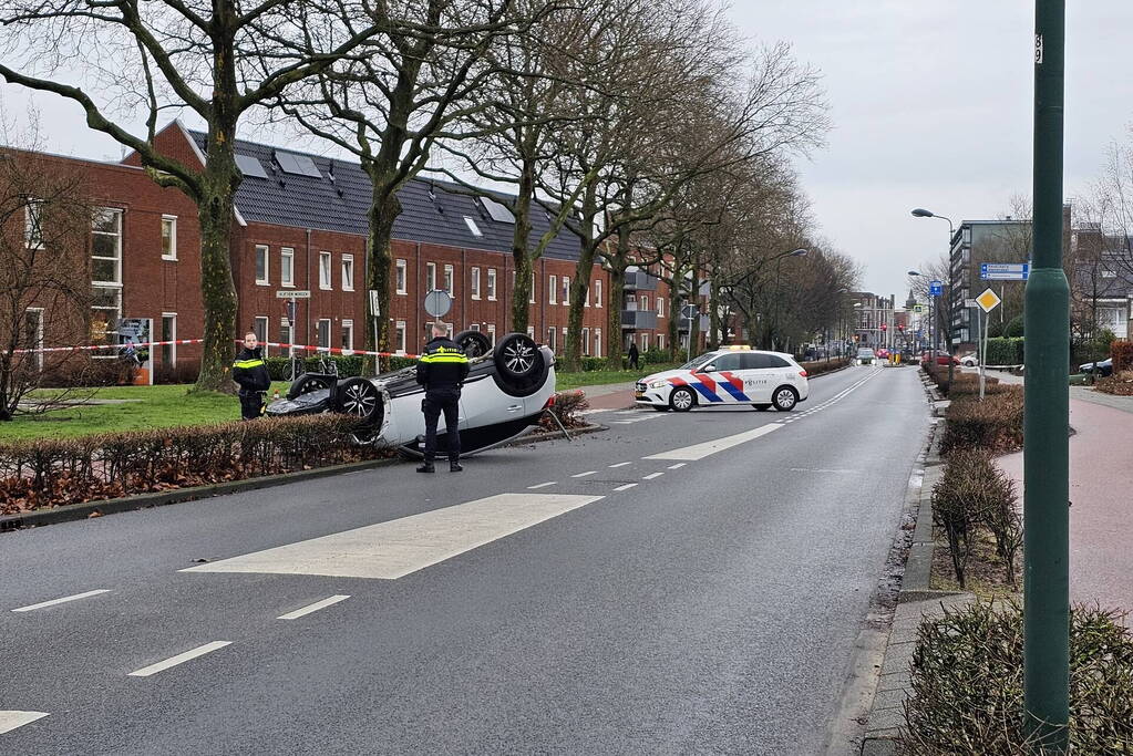 Automobilist ramt lantaarnpaal en slaat over de kop