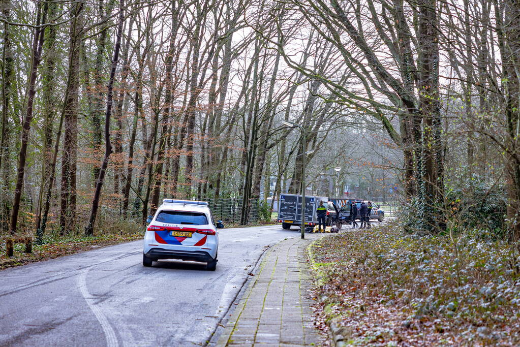 Wielrenner en lesauto met aanhanger inbotsing