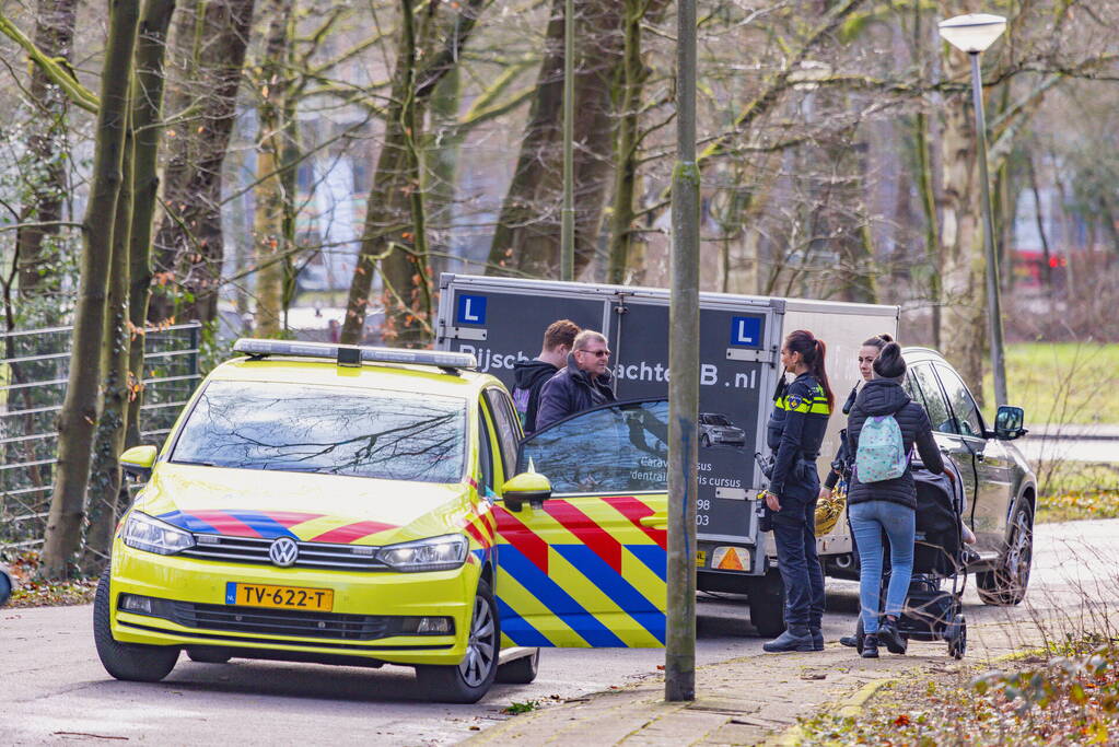 Wielrenner en lesauto met aanhanger inbotsing
