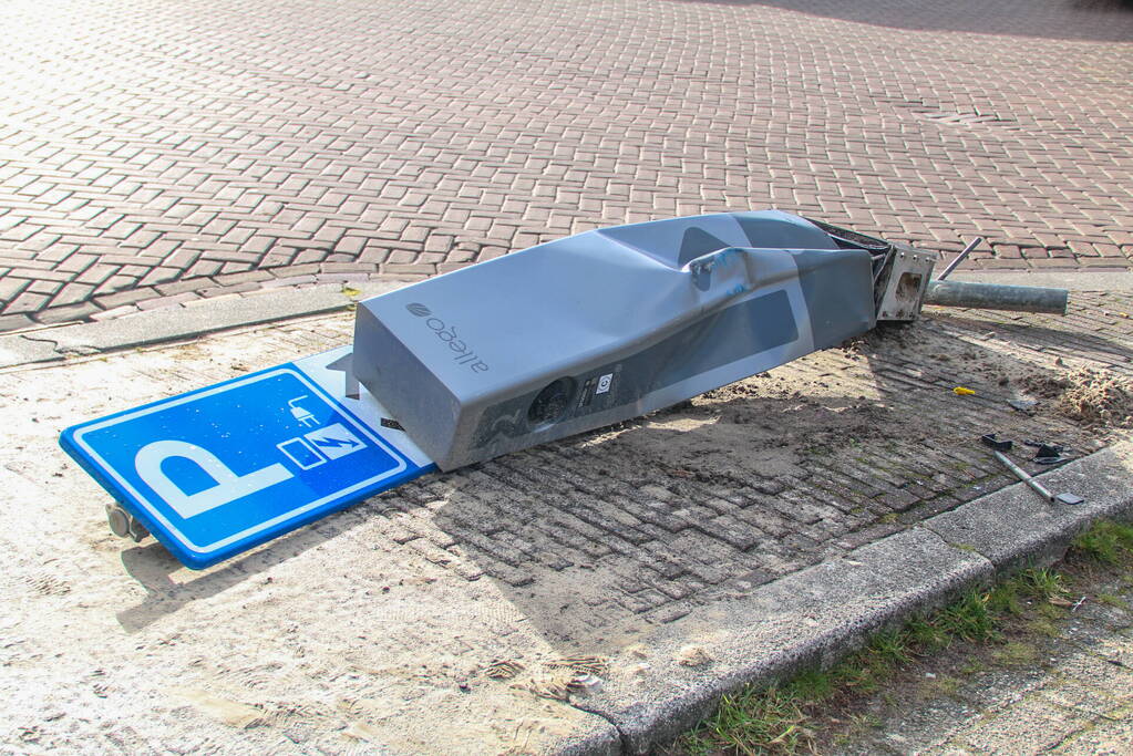 Lijnbus rijdt laadpaal uit de grond