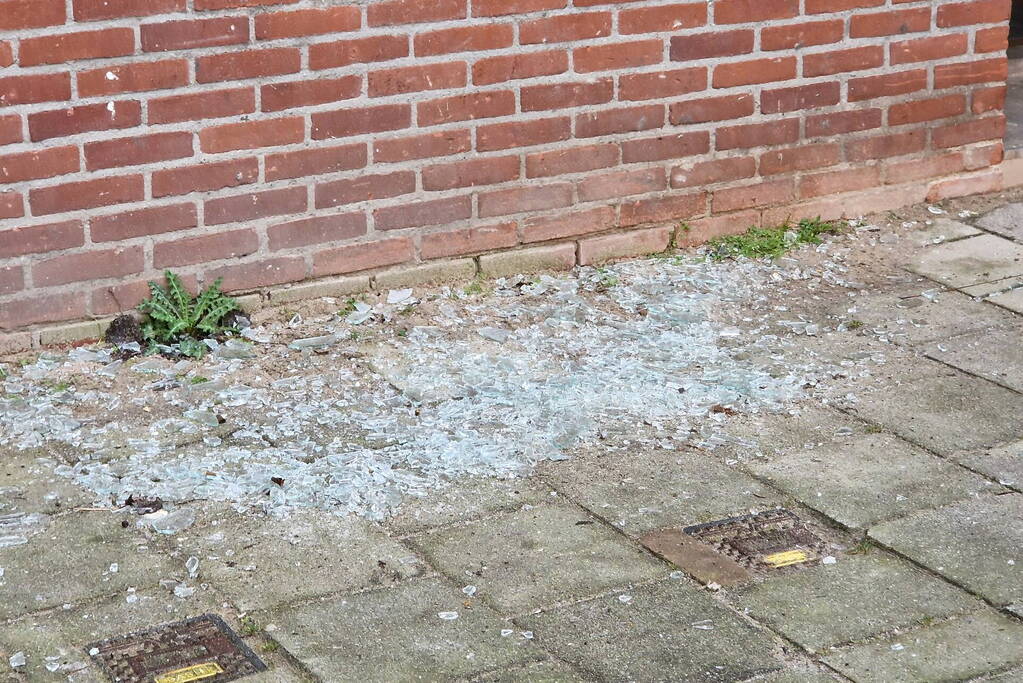 Schade door explosie in trappenhuis van flat