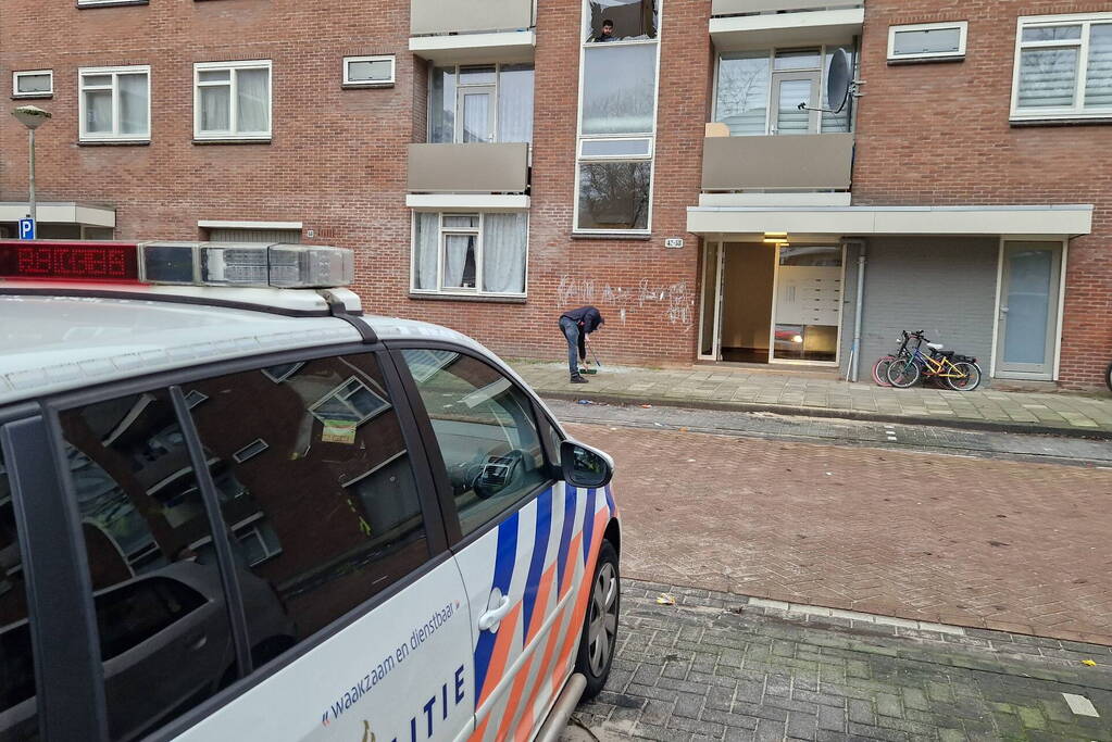 Schade door explosie in trappenhuis van flat