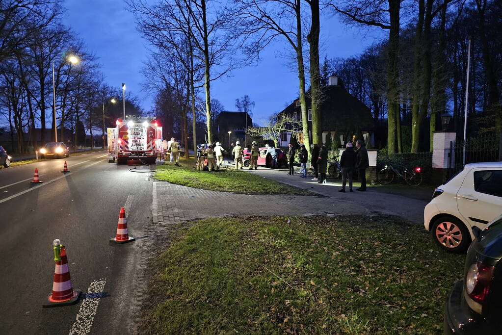 Automobilist ernstig gewond bij botsing met boom