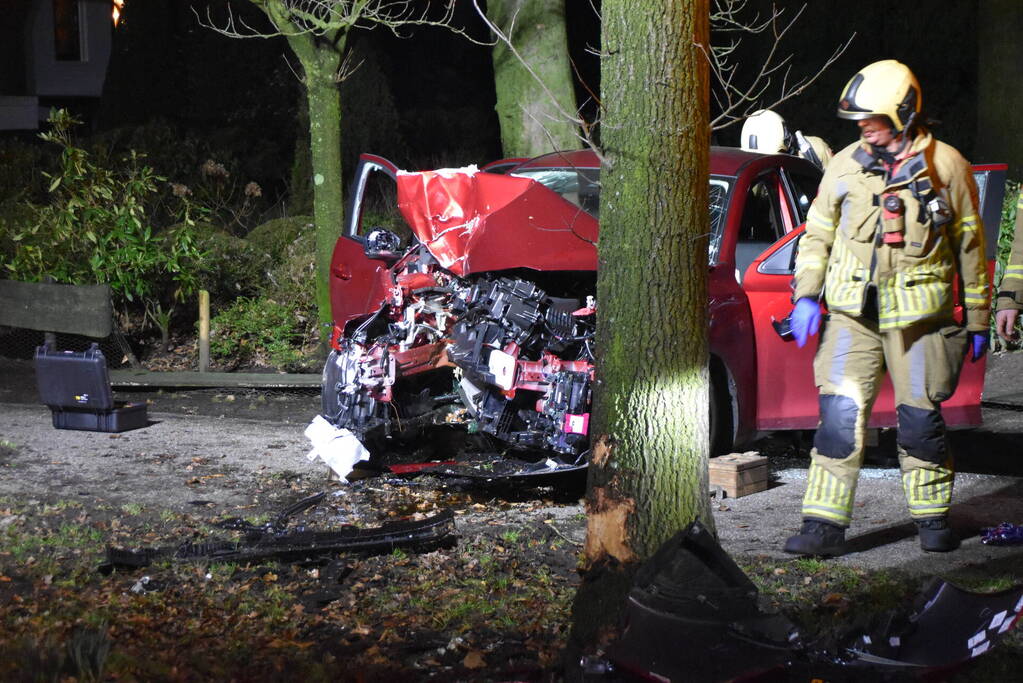 Automobilist ernstig gewond bij botsing met boom