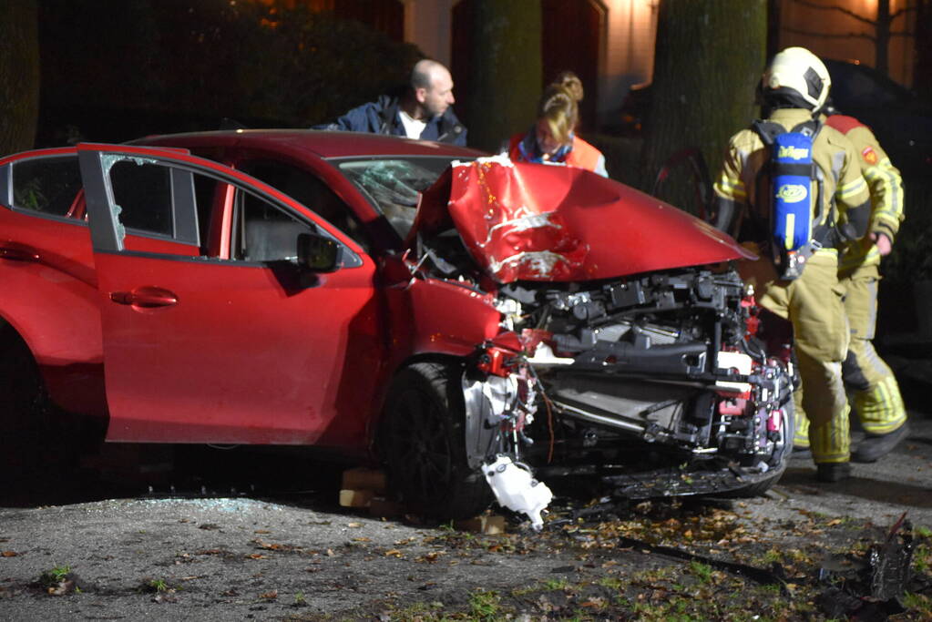 Automobilist ernstig gewond bij botsing met boom