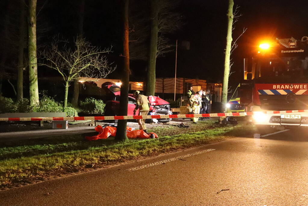 Automobilist ernstig gewond bij botsing met boom