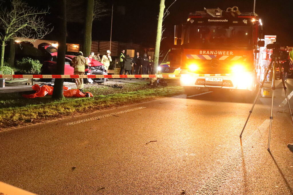 Automobilist ernstig gewond bij botsing met boom
