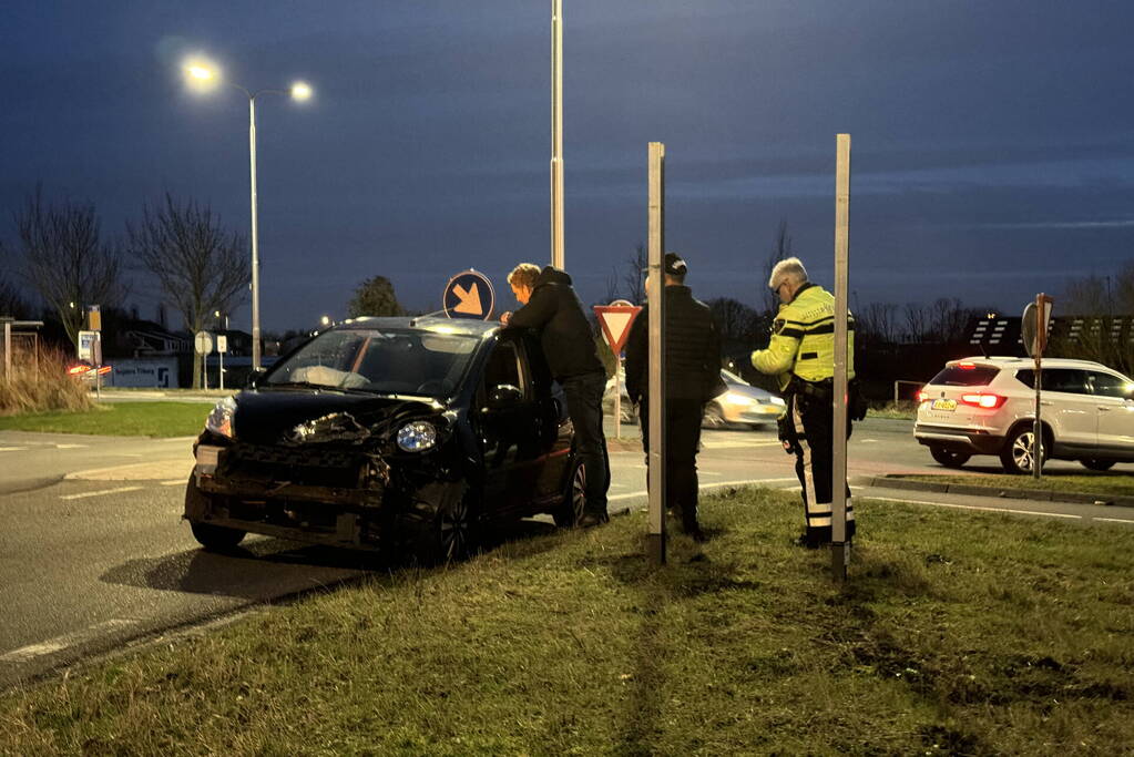 Schade bij ongeval tussen auto en kleine vrachtwagen