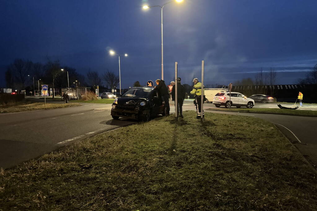 Schade bij ongeval tussen auto en kleine vrachtwagen