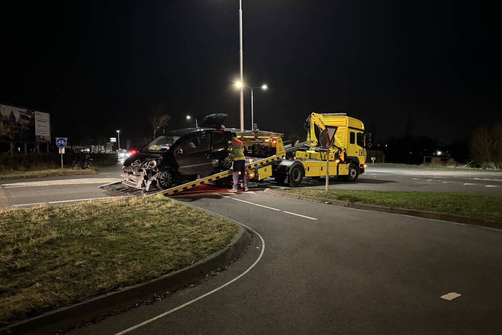 Schade bij ongeval tussen auto en kleine vrachtwagen
