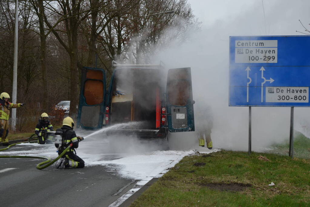 Bestelbus verwoest door brand