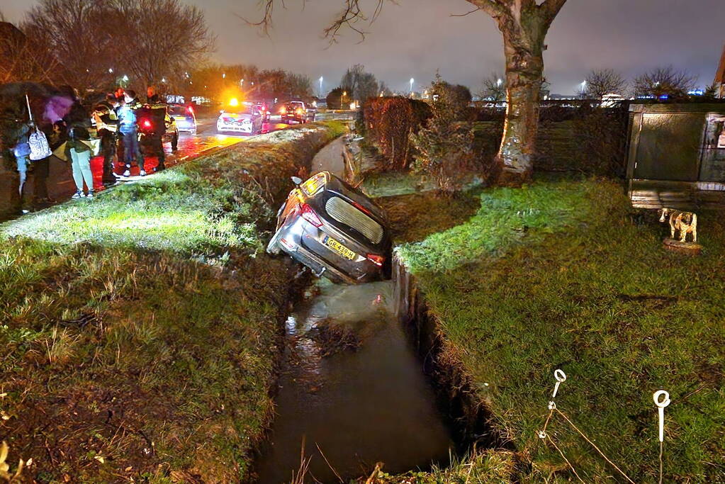Auto belandt in sloot nadat ramen beslaan