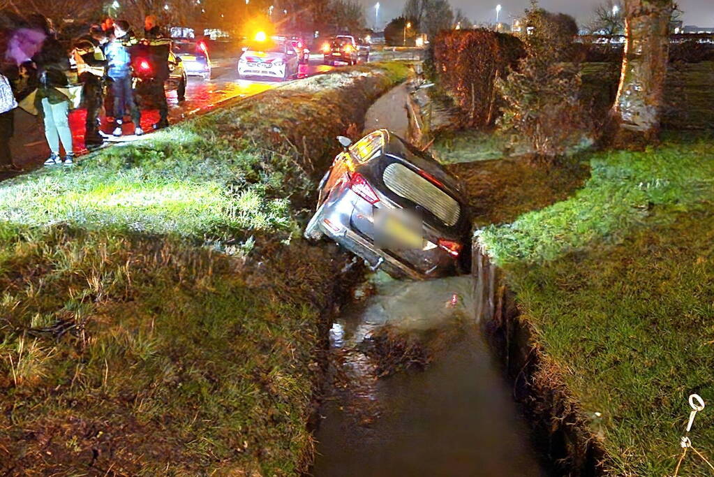Auto belandt in sloot nadat ramen beslaan