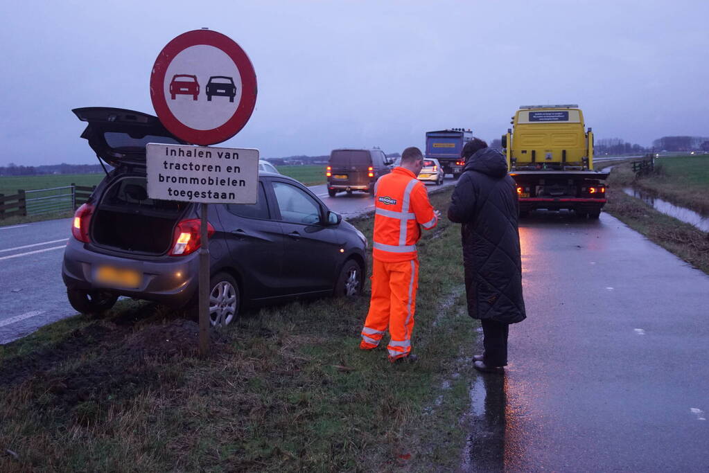 Verkeershinder na botsing tussen twee voertuigen