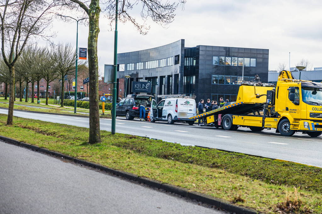 Weg deels afgesloten na verkeersongeval
