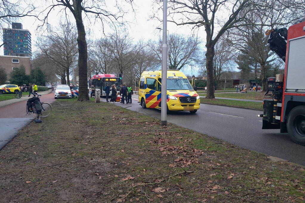 Fietser overleden bij aanrijding met lijnbus
