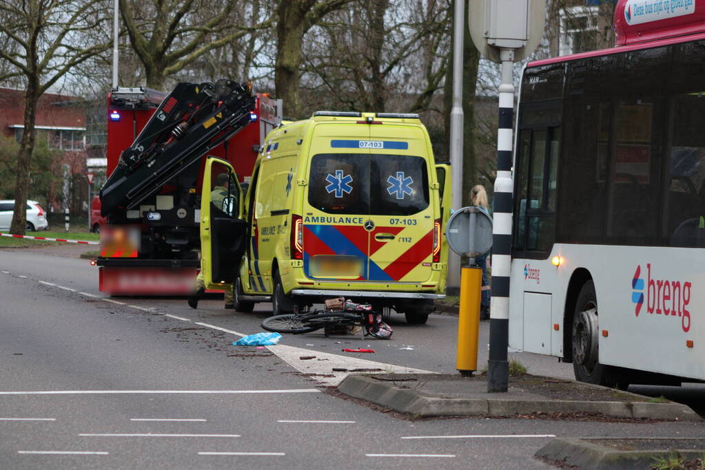 Fietser overleden bij aanrijding met lijnbus