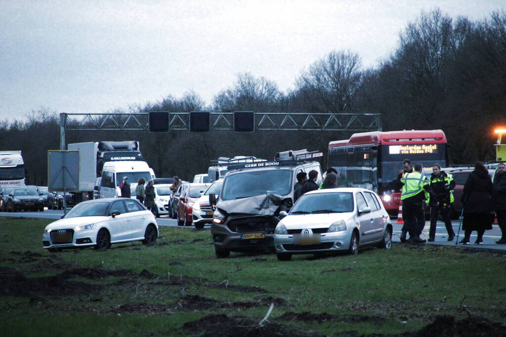 Snelweg dicht na aanrijding met meerdere voertuigen