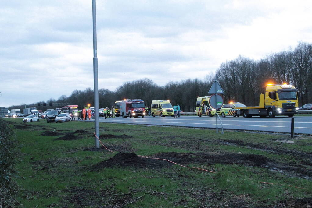 Snelweg dicht na aanrijding met meerdere voertuigen