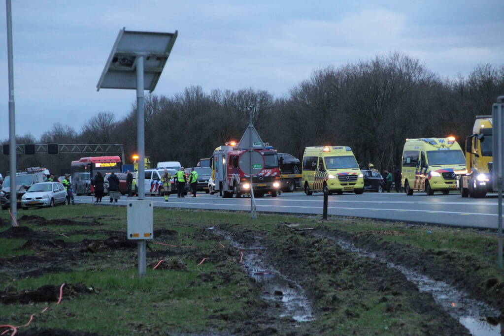 Snelweg dicht na aanrijding met meerdere voertuigen