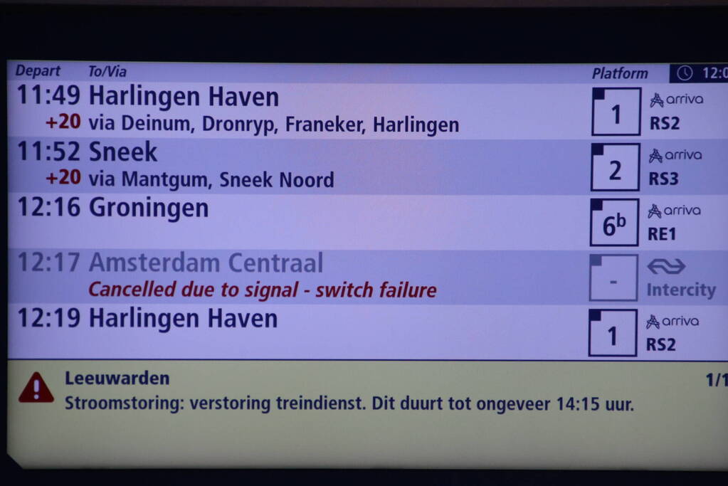 Geen treinverkeer en spoorweg geblokkeerd door stroomstoring