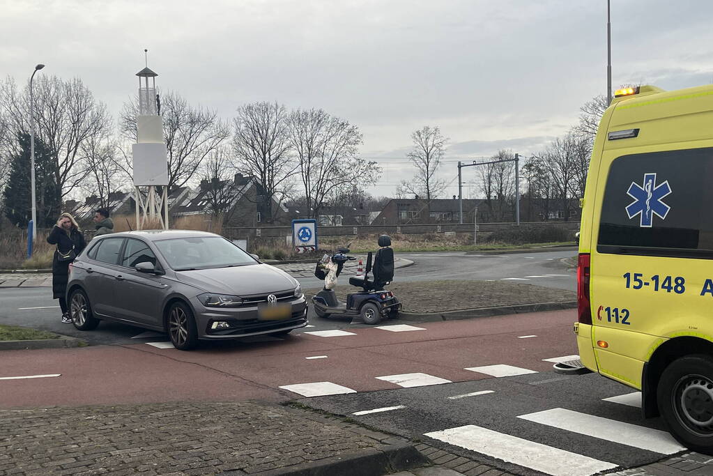 Bestuurder scootmobiel aangereden bij oversteek van rotonde