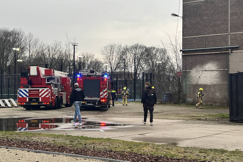 Brandweer schaalt op bij brand in slooppand