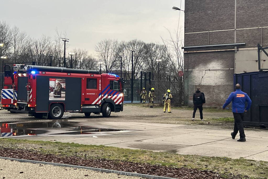 Brandweer schaalt op bij brand in slooppand