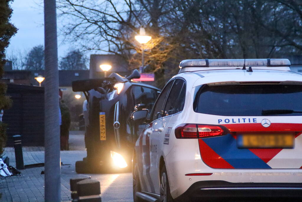 Beschonken bestuurder slaat op de vlucht na crash in wijk