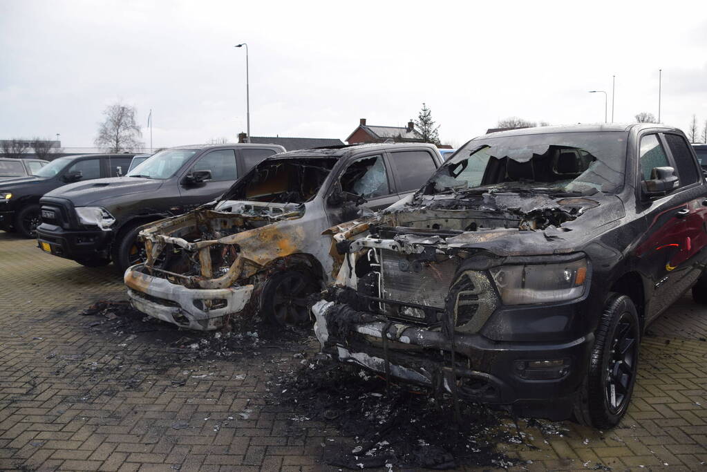 Twee pick-ups zwaar beschadig door brand