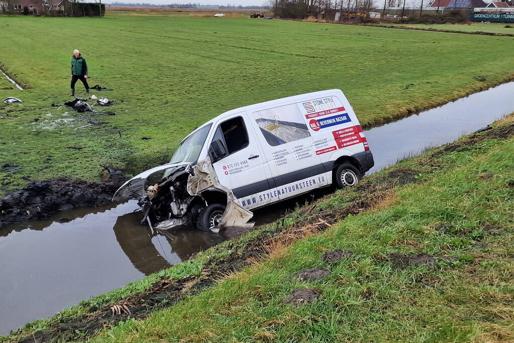 Bestuurder belandt met bestelbus in sloot
