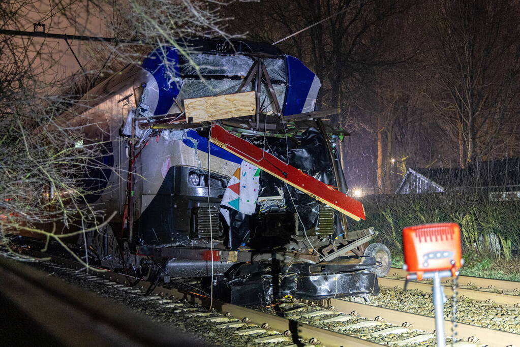 Trein botst op carnavalswagen: machinist gewond