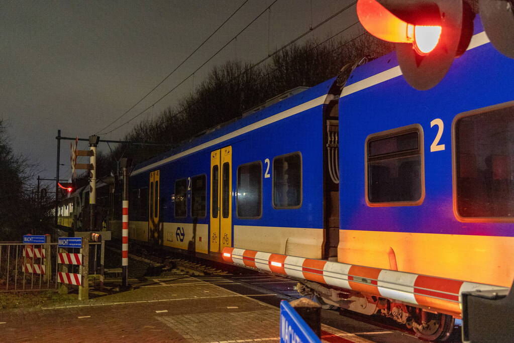 Trein botst op carnavalswagen: machinist gewond